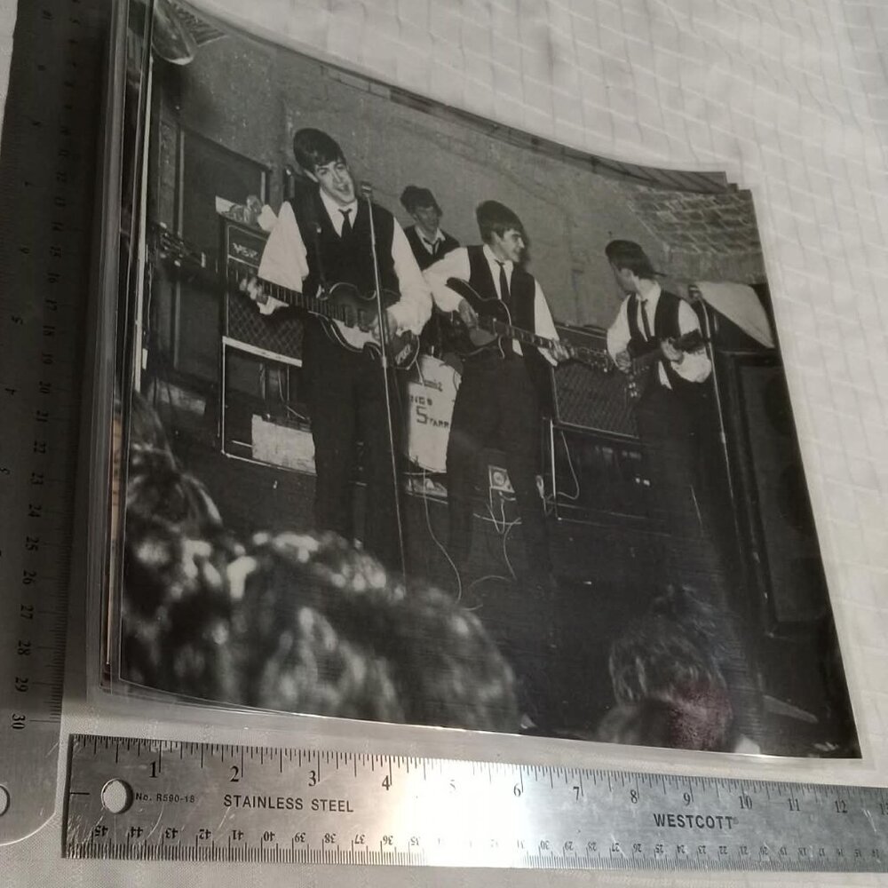 NoB : Ten (10) laminated in plastic posters featuring the Beatles